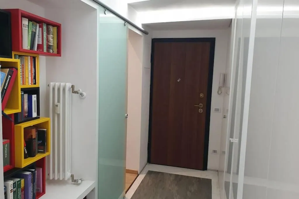 Your Lovely Home, Porta Venezia-1 Queen Bed, 3 Single Beds, 1 Sofa Bed- Milan 0*,  Italy