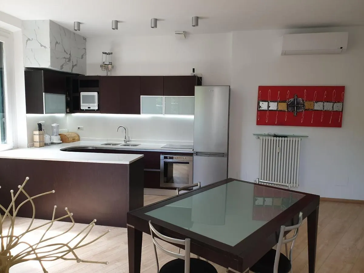 Your Lovely Home, Porta Venezia-1 Queen Bed, 3 Single Beds, 1 Sofa Bed- Milán