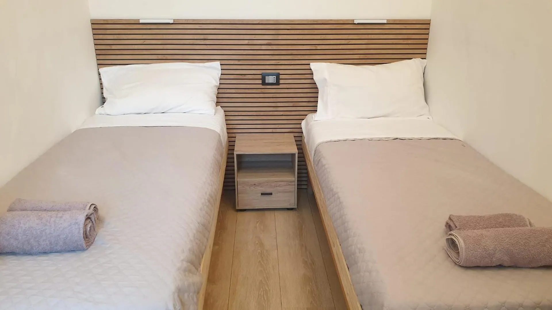 Your Lovely Home, Porta Venezia-1 Queen Bed, 3 Single Beds, 1 Sofa Bed- Milán 0*,